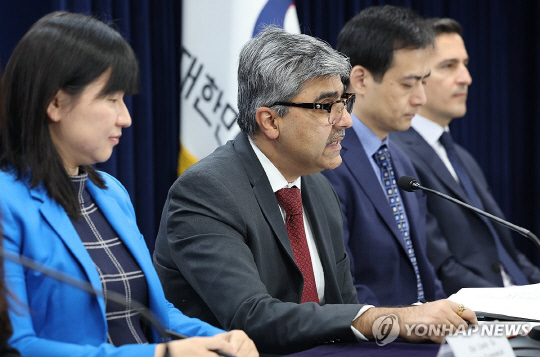 국제통화기금(IMF) 라훌 아난드 한국미션 단장이 20일 정부서울청사에서 IMF-한국 연례협의결과를 발표하고 있다. 연합뉴스